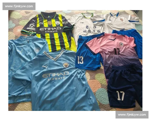 曼城第三球衣惊现银灰荧光绿风暴！百年传统美学遭颠覆