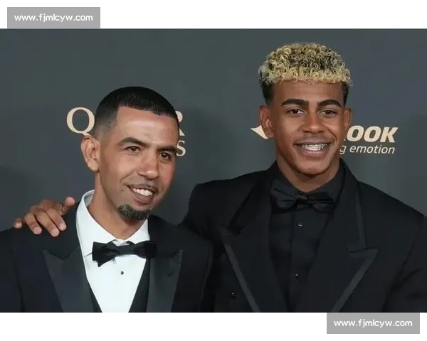 父爱如山!亚马尔父亲 39 岁生日晒合影:10 号传承,儿子未来可期 父爱如山!亚马尔父亲 39 岁生日晒合影:10 号传承,儿子未来可期