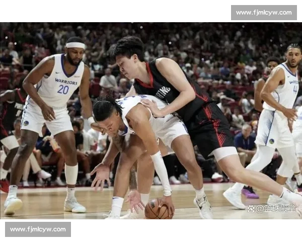 杨瀚森选秀西装暗藏甜蜜密码！疑似女友曝光，青梅竹马清纯般配